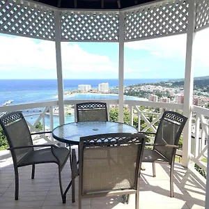 Oceanbreeze Jamaica Penthouse, 7-minute Walk To , Ocho Rios Jamaica